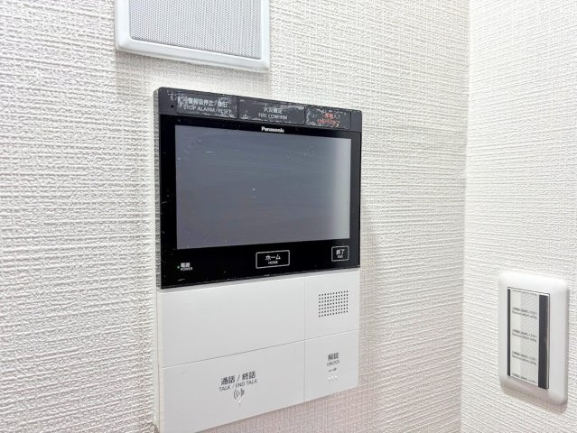 ◆玄関に行かなくても来訪者が確認でき、ハンズフリーで会話をすることが出来ます。モニターを確認する事によって防犯効果も高まります。　