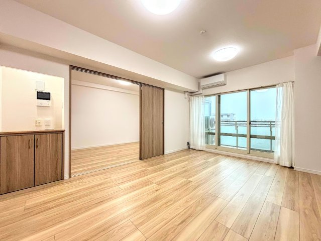 ◆広々としたリビング・ダイニングは、シックでモダンな内装。落ち着いた雰囲気に包まれて、伸びやかな空間のなかで、ゆったりと家族団らんのひとときを過ごせます。　