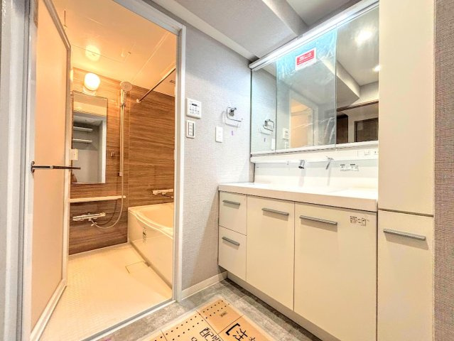 ◆毎日使う場所だから、機能的で使いやすさに配慮したパウダールーム。すっきりと使えるように収納も豊富にご用意しています。　