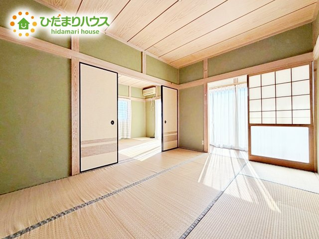 畳は、楽な体勢で過ごせ、リラックスさせる効果のあるい草の香りなど、ゆったりとくつろぐための様々な魅力を備えています