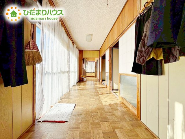 明るい光が差し込む開放感あふれる住まいです。