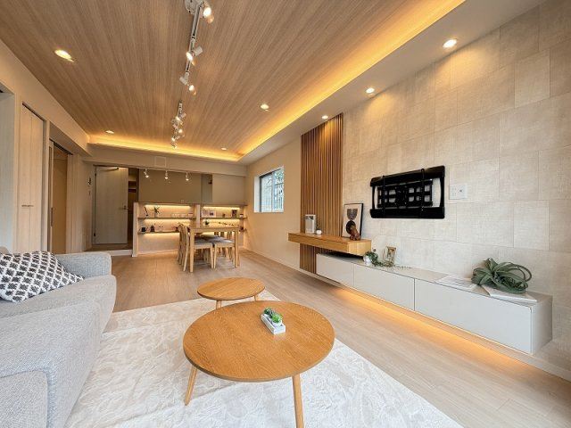 リビングは明るく広々、家族の時間を大事にする住まい　
