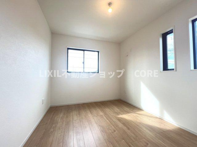 床材や建具は家具にも合わせやすい落ち着いた色合いになっております。