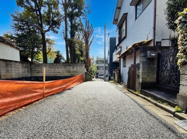 前面道路は車の往来も少なくお子様にも安心の立地です