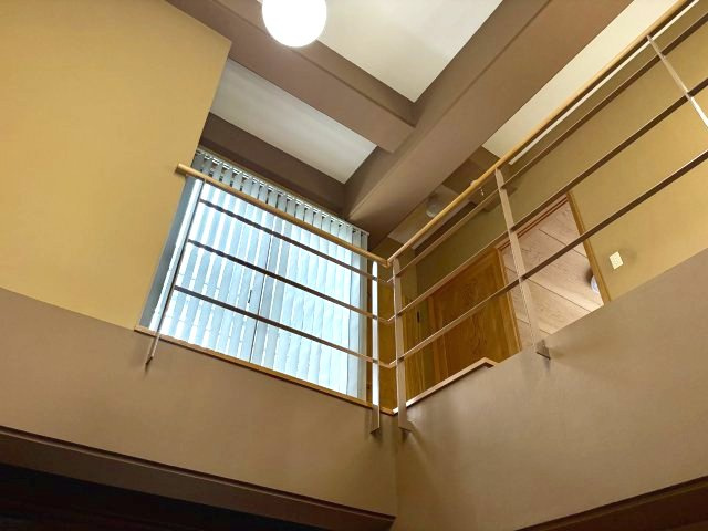 2F廊下です。吹き抜けとなっており、解放感のある作りとなっております。