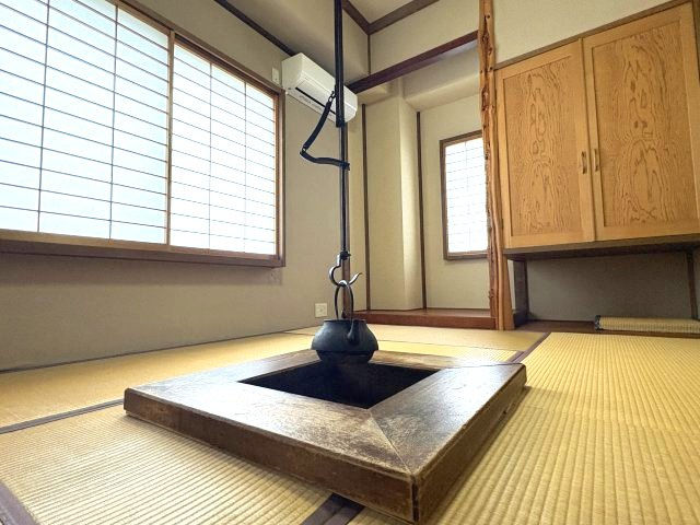 1F和室には囲炉裏があり、昔ながらの和の雰囲気が生まれ暮らしに趣とくつろぎをもたらします。