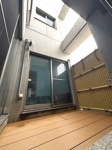 和室、LDK、浴室から出入りできる、目隠しのある中庭となっております。