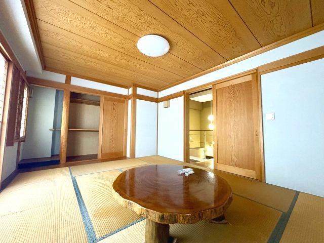 くつろぎと趣を感じる和室が、心安らぐ時間を演出します。