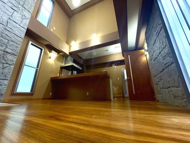 リビングの床にはクス材を使用しており、見た目も美しく心地よい空間を演出しています。