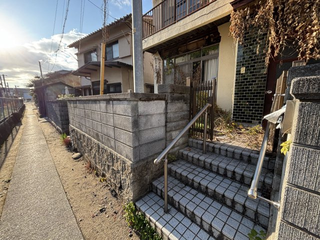 道から敷地へと続く階段アプローチは、高低差を活かした落ち着きのある造りです。手すり付きで日常の上り下りもしやすく、安心感があります。リフォームすることで、より明るい印象に整えることも可能です。