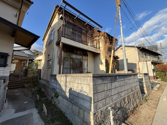 開放感が感じられる外観で、存在感があります。敷地の高低差により、道路からの視線が入りにくく、落ち着いた住環境が保たれています。外構部分をリフォームすることで、印象を大きく変えることも可能です。