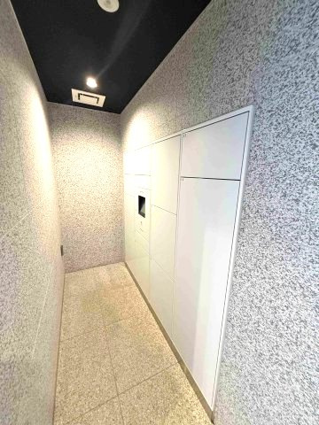 【宅配ボックス】　不在の時間が多くても、いつでも荷物の受け取りが可能です。