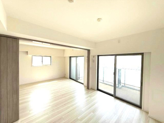 【洋室】　バルコニーに面した明るいお部屋です。陽気に楽しみ、やすらぐ室内。