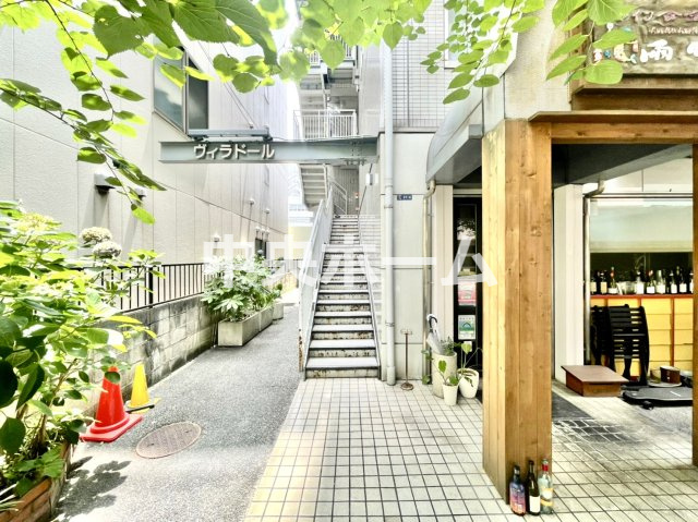 【エントランス】マンションのエントランスは、その物件の印象を決める、顔とも言える場所です。毎日通る場所ですからきれいなのが一番です。エントランス内はオートロックですので暮らしの安全も確保されています。