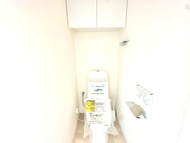 落ち着いた色調のトイレです