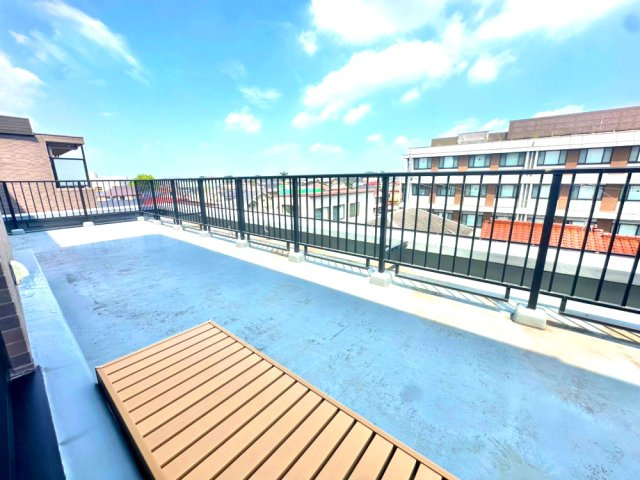 3方角部屋でルーフバルコニー付きです。陽当り眺望とても良好です！