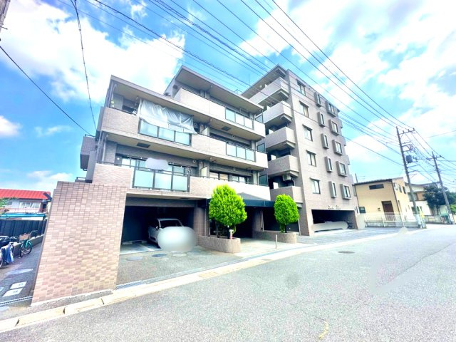 「吉川」駅まで徒歩11分の物件です。3方角部屋でルーフバルコニー付きです。陽当り眺望とても良好です！
