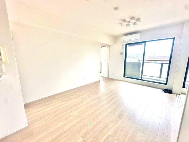 約12.9帖のLDKです。対面キッチンに2部屋繋がっております。是非現地ご覧ください♪