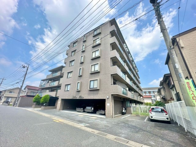 「吉川」駅まで徒歩11分の物件です。3方角部屋でルーフバルコニー付きです。陽当り眺望とても良好です！