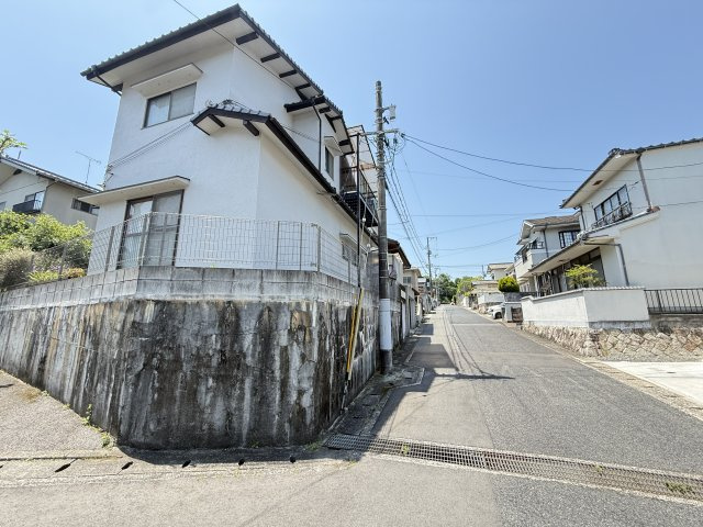 二方向道路に面した開放感ある角地立地。視界が広がりやすく、圧迫感の少ない住環境が魅力です。周辺は整った街並みが広がる閑静な住宅地となっており、落ち着いた暮らしをご希望の方にもおすすめ。