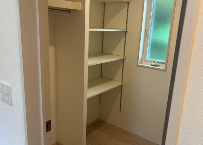 デザイン性を重視しすぎて収納が少なかった！なんてことにならないため、事前に現地で収納の数を確認しておくことをお勧めします。クローゼット以外にも床下収納や屋根裏収納、パントリーなどもチェックしましょう。