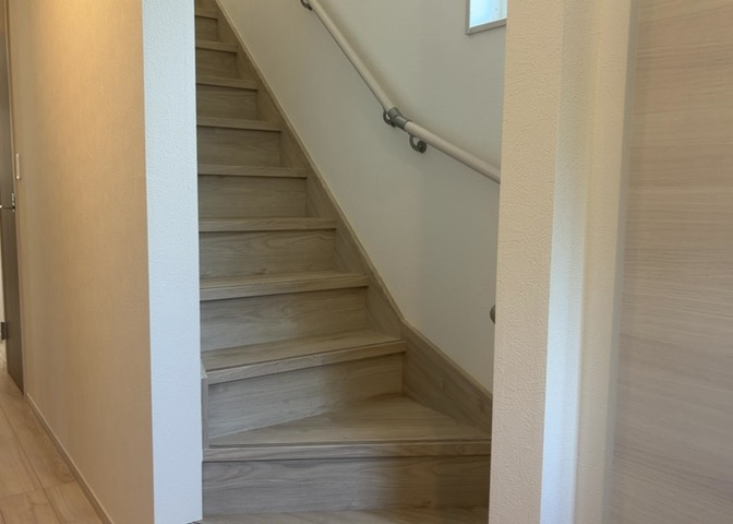 建物の上下階の通路である階段は、その位置によって動線や室内の印象が大きく左右されます。手摺にも重要な役割があり、転倒の防止・歩行や動作を円滑にして日常生活を支えることを主な目的として設置されています。