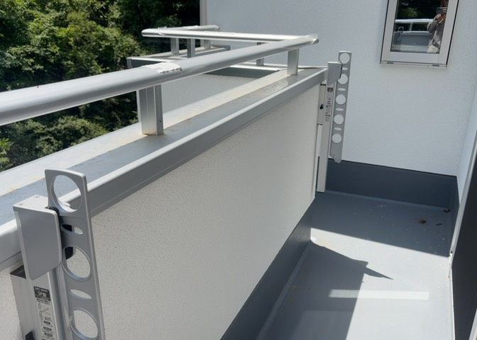 バルコニーは、室外の専用スペースのうち、「屋根がなく開放された空間」であるものを指します。ベランダより広いタイプのものが多く、日当たりもよいため家庭菜園などを楽しみたい人にとって適した環境となります。