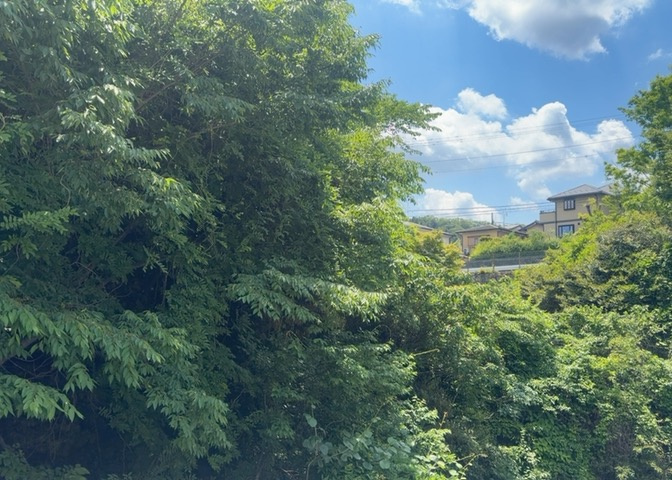 眺望を気にして物件を探す場合、前面に建物が建っていないか現地で確認しましょう！前面に建物があると景色はもちろん、日当たりや風通しにも影響が出てきます。住んだ時のことを想像しながら現地見学をしましょう。