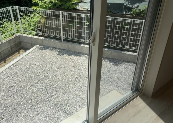 サッシとは、ガラス窓に使用される金属製の窓枠のことです。一般的に住宅建築では、金属製建具工事の段階で備え付けるもので、ガラス類や玄関、バスルームのスチール製のドアなどと同じタイミングで工事を行います。