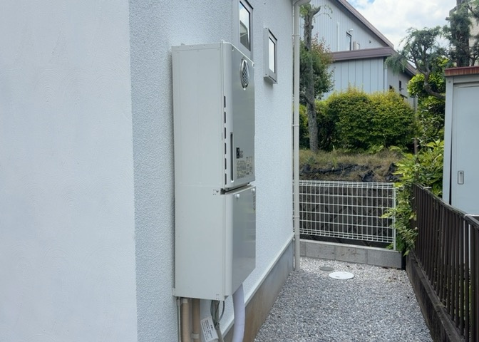 省エネ給湯器とは従来型の給湯器より熱効率が高く、少ない燃料でたくさんのお湯を沸かすことが出来る高効率な給湯器のことを指します。また、省エネ給湯器には種類があり、利便性や効果なども様々です。