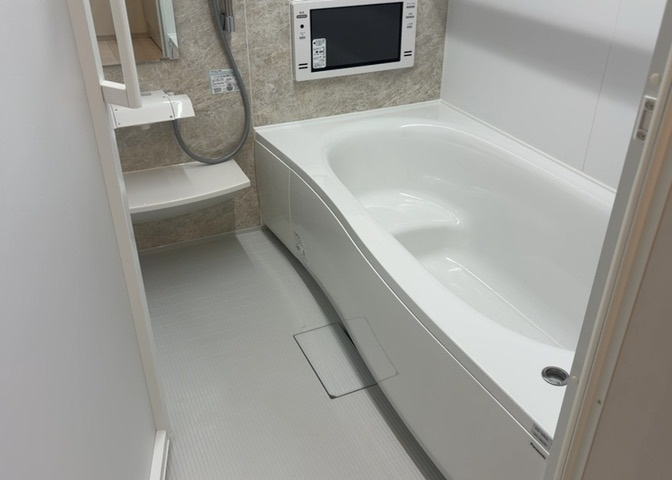 入浴時の快適さも大事なことですが、綺麗な状態を維持できなければ気持ちよく入浴できません。毎日の掃除が楽という点は大事なポイントになります！カビが生えにくく掃除がしやすい、壁や浴槽を選ぶといいでしょう。