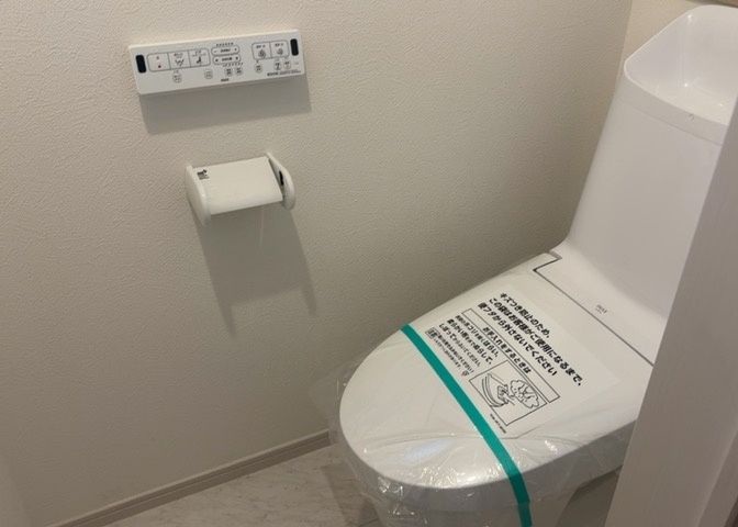 トイレは大きさや形、機能、抗菌性などが異なる多種多彩なタイプが各メーカーから出ています。それぞれに良さがあるため、事前にどういったタイプのトイレがいいのかをご家庭内で決めて、内見に行くといいでしょう。
