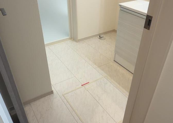 多くの戸建て住宅で見かける洗面脱衣所は、洗面台と洗濯機が2畳ほどのスペースに並べられていて、洗面所が脱衣所を兼ね備えている間取りが一般的です。お客様が利用することもある、パブリックな空間でもあります。