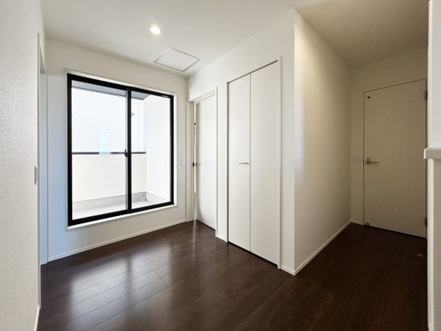 収納も完備！バルコニーに面したお部屋です