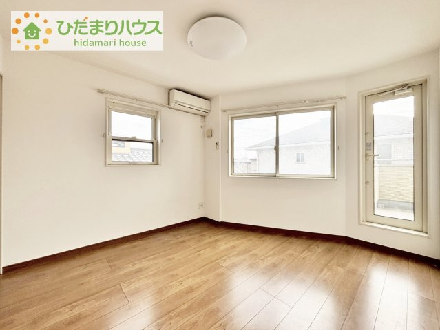バルコニーに面していて、たっぷり光りの入る明るい主寝室です！