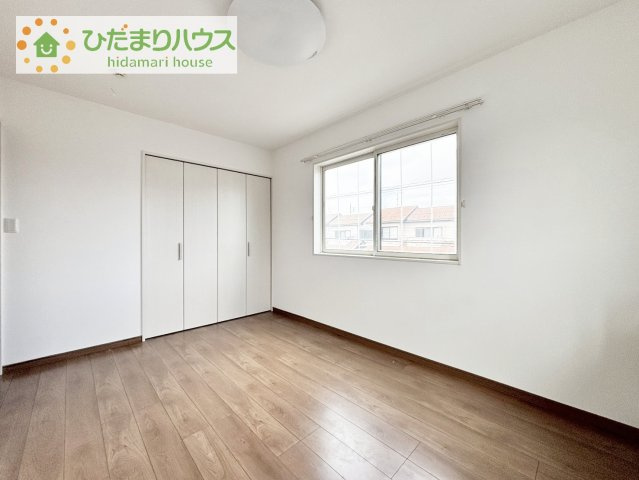 机とベットを置けば子供部屋の完成です！
