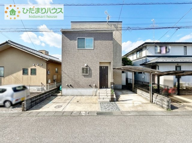 ソーラーパネルが付いており、日々の電気代の節約につながります♪
