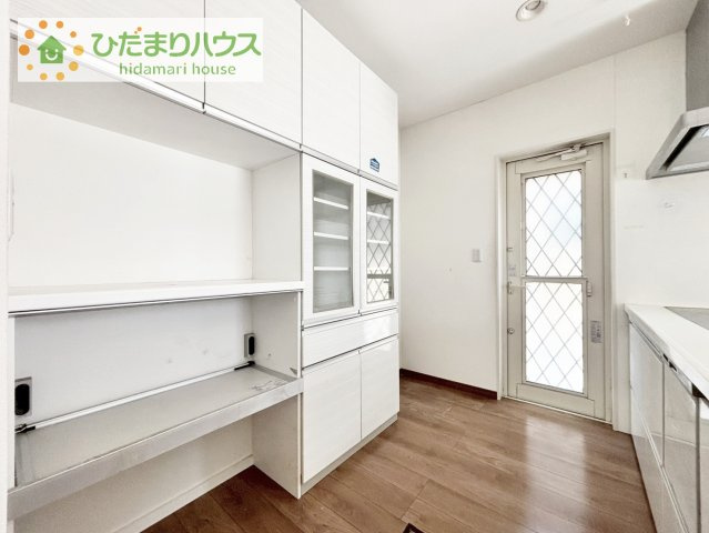 備え付けの大型収納で家電の置き場所もバッチリ！！