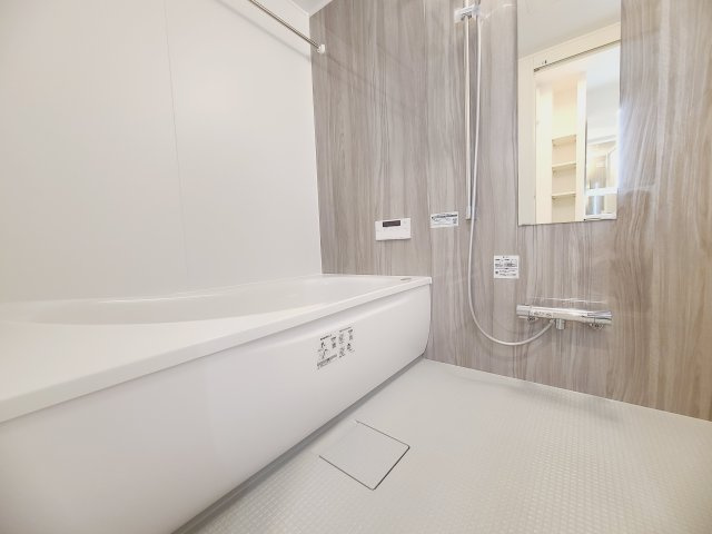 【新品】広い浴槽にゆっくりと身を沈め深く瞑想をすれば、明日への新たな活力が膨らんでくる。