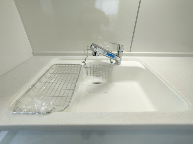 【シンク】　人造大理石のシンクは天板との継ぎ目がないためお手入れがラクラク♪