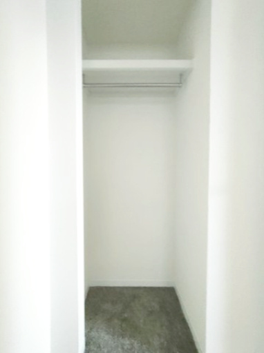 【洋室約5.4帖　収納】　全てのお部屋に収納を備え、空間を広くお使いいただけます。