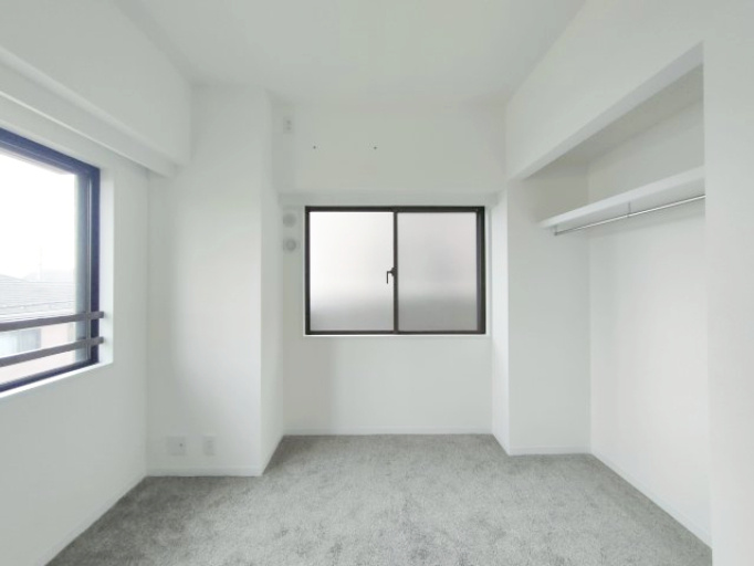 【洋室約5.4帖】　収納力がたっぷりのこちらのお部屋は主寝室向き。出かける準備や大切なお荷物を保管したりと便利にお使いいただけます。