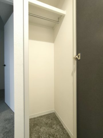 【廊下収納】　家族が増えたり、同居が始まったりすることも考えると、収納はたくさんあった方が安心です。