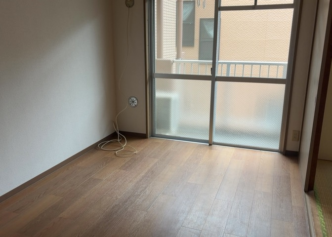 洋室のメリットは重い家具が置きやすく、身の回りが整理しやすいことです。　床がフローリングのため畳とは異なり凹みにくいです。　クローゼットなど収納が豊富で、普段使わない旅行カバンや服の整頓も簡単にです。