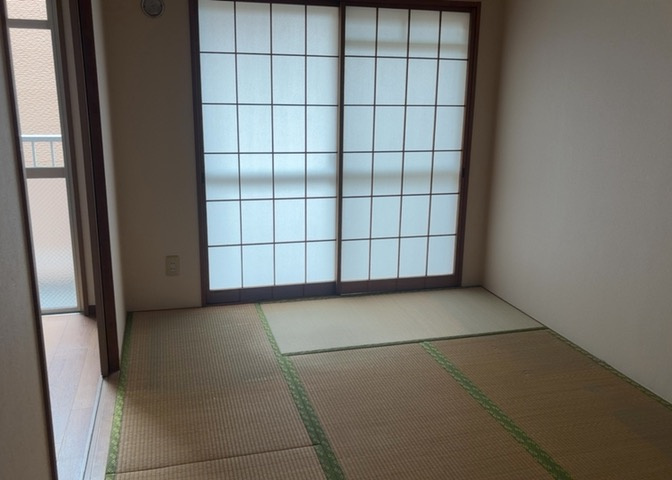 寝室でゆっくりと過ごすためにはベッド周りの適度な空間を担保することや窓の位置、照明の明るさ、寝室の広さなどを考える必要があります。自身や家族の構成とライフスタイルに併せて寝室にする部屋を選びましょう！