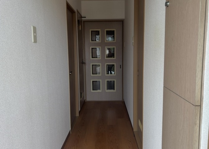 内装はとにかくおしゃれなものがいい！と選ぶ前に、まず住んだ後のことを想像してみましょう。住んでみたらコンセントの位置が悪くて使いにくいなど出てきます。事前にどの家電をどこに置くか想定しておきましょう。