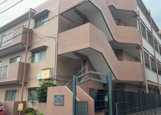 外観はマンション管理がされているかの目安になります。築年数が古いと、壁面は劣化してひび割れが生じることも！建物が古びていても細かいところが修繕されていると、きちんと管理されているなぁと感じるでしょう。