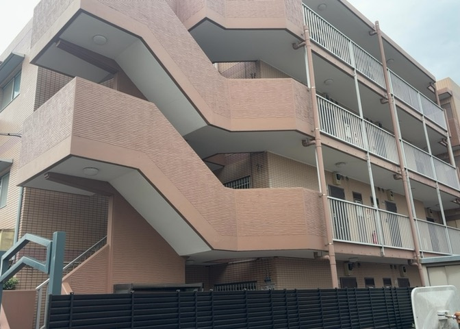 中庭（パティオ）とは、一つの建築物の内部に設けられた、壁などで囲われている庭のことを指します。コの字型、ロの字型が主流ですが、L字型の中庭もあります。最近では、インテリア性の高さからも人気があります。