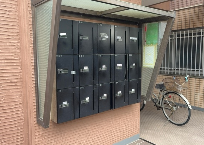 エントランス付近に設置されている集合ポストは、住んでいる部屋と離れているため、ポストをあさるなど誰かに何かされていても被害に気づきにくいです。入居する時には他人に特定されにくい番号で鍵をかけましょう！