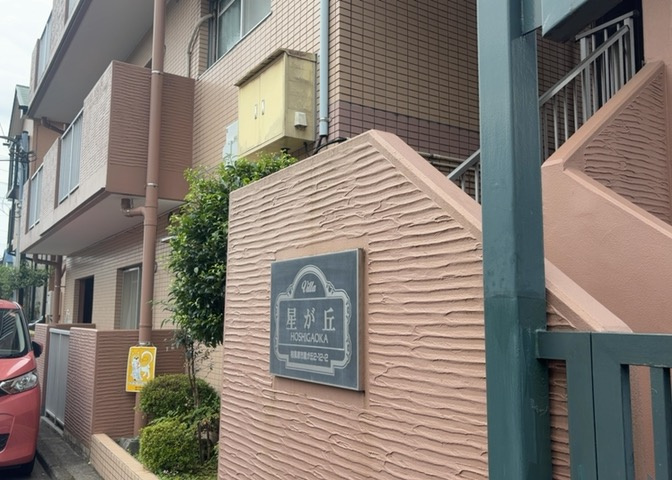 受付はマンションコンシェルジュがいる場合もあれば、管理人が滞在する小部屋を総称して呼ぶことがあります。主にエントランスに設置されていることから、防犯面でも期待ができます。防犯設備がない場合はより安心！